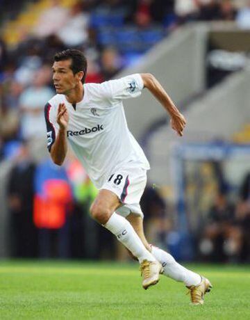 En 2005 se convirtió en el primer mexicano en la Premier League al fichar por el Bolton.