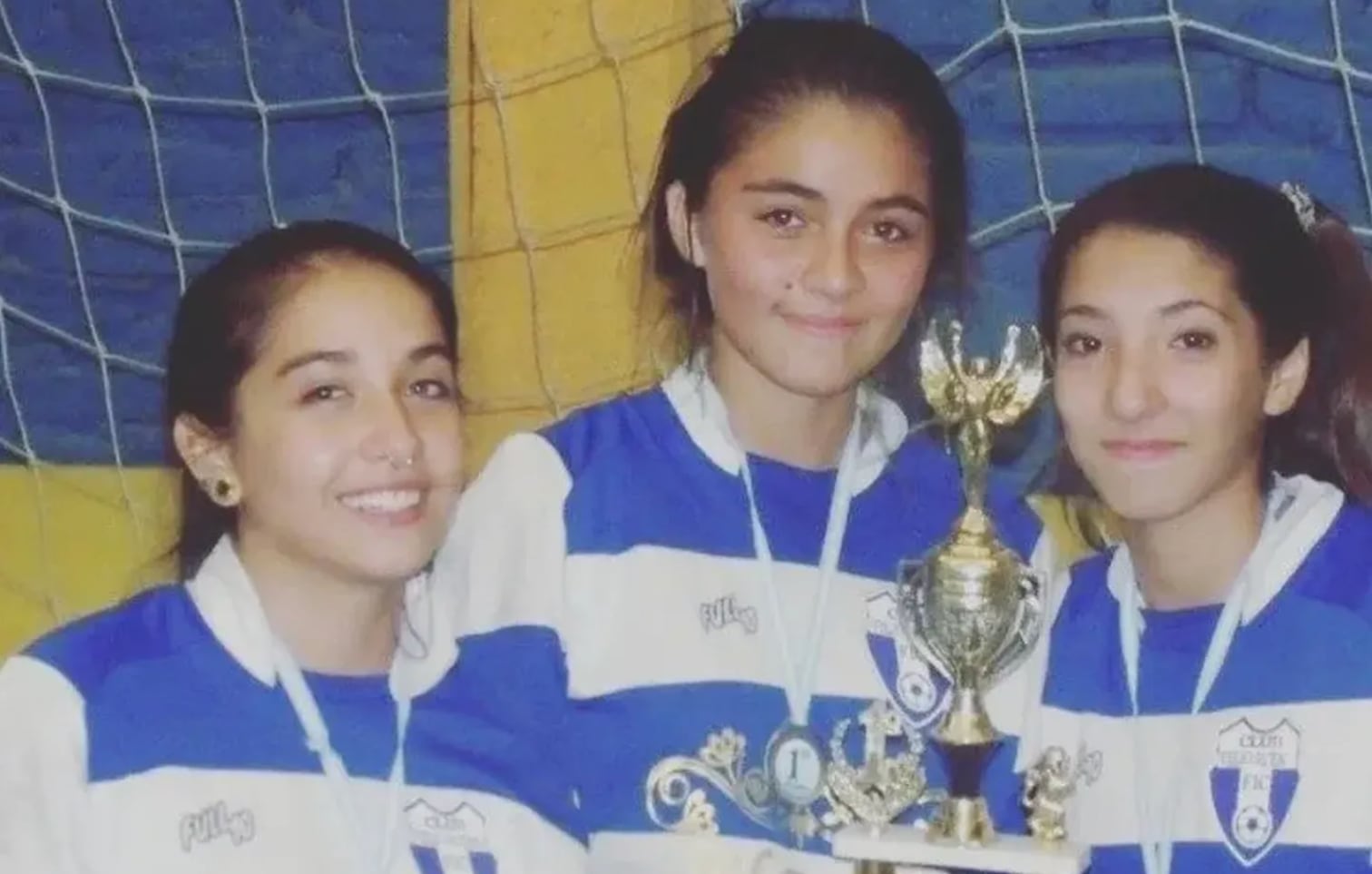 El inédito video de María Becerra jugando fútbol de barrio: la desconocida escena de la estrella del Festival de Viña