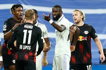 Rüdiger discute con Werner en el partido contra el Leipzig.