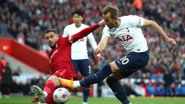 LIVERPOOL, ENGLAND - MAY 07: Jordan Henderson of Liverpool challenges Harry Kane of Tottenham Hotspur during the Premier League match between Liverpool and Tottenham Hotspur at Anfield on May 07, 2022 in Liverpool, England. (Photo by Chris Brunskill/Fantasista/Getty Images)