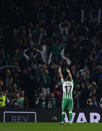 Joaquín celegra el gol con la afición del Betis