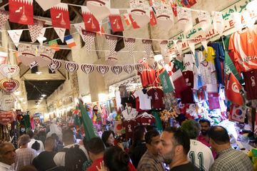 Lo que durante dos siglos fue un lugar de comerciantes, de compraventa, se ha convertido en la fiesta del fútbol en Qatar.