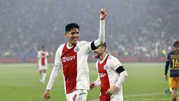 Edson Álvarez festeja su gol en contra del Heerenveen.