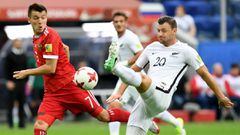 St.petersburg (Russian Federation), 17/06/2017.- Dmitriy Poloz (L) of Russia and Tommy Smith (R) of New Zealand in action during the FIFA Confederations Cup 2017 group A soccer match between Russia and New Zealand at the Saint Petersburg stadium in St.Pet