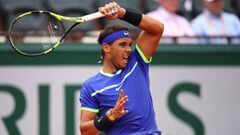 Rafa Nadal devuelve una bola ante Nikoloz Basilashvili en tercera ronda de Roland Garros 2017.