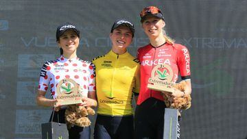 Las ciclistas del Arkéa Clara Emond, Megan Armitage y Maaike Coljé posan en el podio final de la Vuelta a Extremadura Femenina.