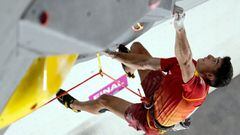 El escalador espa&ntilde;ol Alberto Gin&eacute;s compite durante la final de escalada en los Juegos Ol&iacute;mpicos de Tokio 2020.