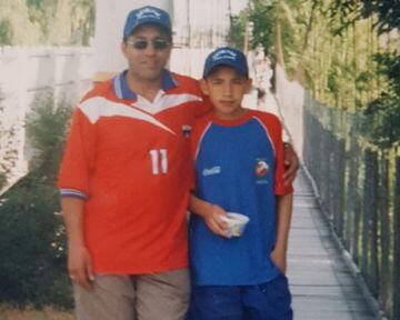 Ronnie Fernández junto a su padre, amante del fútbol y de Santiago Wanderers.