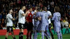 Real Madrid missed out on a late winner with yet more refereeing controversy after a strong Valencia performance.