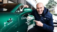 Zinedine Zidane posa con un Alpine en Madrid.