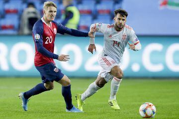 Oslo (Norway), 12/10/2019.- Norway's Marin Oedegaard left, fights for the ball against Spain's Juan Bernat during the UEFA EURO 2020 qualifying Group F soccer match between Norway and Spain at Ullevaal Stadium in Oslo, Norway, 12 October 2019. (Noruega, E