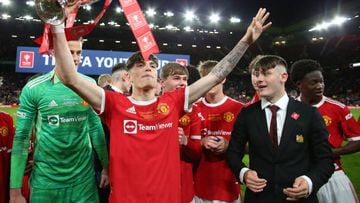 MANCHESTER, ENGLAND - MAY 11: Alejandro Garnacho of Manchester United celebrates with the FA Youth Cup trophy following victory in the FA Youth Cup Final match between Manchester United and Nottingham Forest at Old Trafford on May 11, 2022 in Manchester, England. (Photo by Alex Livesey/Getty Images)