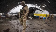 Kyiv (Ukraine), 03/04/2022.- Ukrainian servicemen inspect a damaged hangar including the largest Ukrainian transport plane Antonov An-225 Mriya 'Dream', at the Gostomel airfild near Kyiv (Kiev), Ukraine, 03 April 2022. Some cities and villages surrounding the capital have recently been recaptured by the Ukrainian army from Russian forces. On 24 February, Russian troops had entered Ukrainian territory in what the Russian president declared a 'special military operation', resulting in fighting and destruction in the country, a huge flow of refugees, and multiple sanctions against Russia. (Rusia, Ucrania) EFE/EPA/OLEKSANDR RATUSHNIAK
