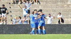 Los jugadores del Deportivo se abrazan tras el gol de Lape&ntilde;a.
