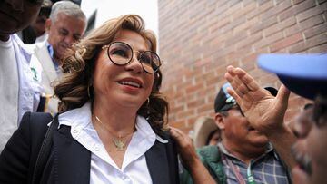 Sandra Torres, candidata presidencial de Guatemala, firma pacto con militares retirados días antes de la segunda vuelta electoral.