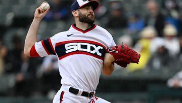 CHICAGO, ILLINOIS - JUNE 11: Lucas Giolito #27 of the Chicago White Sox pitches in the first inning against the Miami Marlins at Guaranteed Rate Field on June 11, 2023 in Chicago, Illinois.   Quinn Harris/Getty Images/AFP (Photo by Quinn Harris / GETTY IMAGES NORTH AMERICA / Getty Images via AFP)
