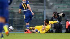 VERONA, ITALY - NOVEMBER 13: Goalkeeper Bartlomiej Dragowski of Spezia challenges Kevin Lasagna of Hellas Verona resulting in a serious injury during the Serie A match between Hellas Verona and Spezia Calcio at Stadio Marcantonio Bentegodi on November 13, 2022 in Verona, Italy. (Photo by Timothy Rogers/Getty Images)