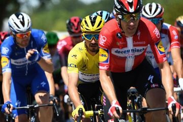 Elia Viviani del Deceuninck-Quick Step ganó la cuarta etapa del Tour de Francia 2019, mientras que su compañero Julian Alaphilippe se mantiene como líder de la clasificación general. Egan Bernal se mantiene como el mejor colombiano en la sexta casilla.