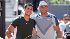 Los tenistas españoles Carlos Alcaraz y Rafa Nadal posan antes de su partido de cuartos de final en el Mutua Madrid Open 2022.