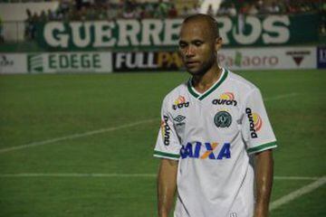 Delantero del Chapecoense de 27 años y uno de los que gozaba de buen rendimiento actualmente. Llevaba dos goles en esta Copa Sudamericana y su regate era excepcional. Jugó en el Cruzeiro y el Palmeiras.