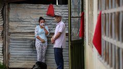 Hombre y mujer de escasos recursos en Bogotá, Colombia durante la pandemia