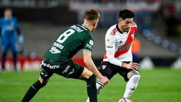 BUENOS AIRES, ARGENTINA - JULY 31: Milton Casco of River Plate competes for the ball with Guido Mainero of Sarmiento during a match between River Plate and Sarmiento as part of Liga Profesional 2022 at Estadio Monumental Antonio Vespucio Liberti on July 31, 2022 in Buenos Aires, Argentina. (Photo by Marcelo Endelli/Getty Images)