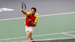 El tenista español Pedro Martínes devuelve una bola durante una eliminatoria de Copa Davis.