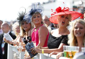Baile de sombreros en el "Ladies Day" de Epsom