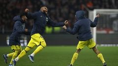 Rennes (France), 11/12/2023.- Villarreal's Ben Brereton Diaz and Villarreal's Etienne Capoue celebrate after winning against Rennes FC during the UEFA Europa League Group F soccer match between Rennes and Villarreal in Rennes, France, 14 December 2023. (Francia) EFE/EPA/YOAN VALAT
