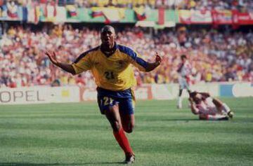 Léider Preciado celebra su gol ante Túnez en el Mundial de Francia 1998 con la camiseta amarilla.