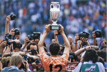 Van basten jugador de Holanda con el trofeo de Campeón de la Eurocopa de Alemania 1988 después de vencer a la URSS
