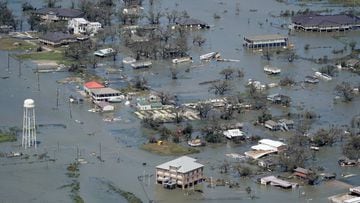 Los edificios y las casas se inundaron despu&eacute;s del hurac&aacute;n Laura el jueves 27 de agosto de 2020, cerca de Lake Charles, Luisiana.