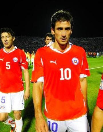 No jugó ningún partido en la Roja de Bielsa, pero sí estuvo nominado en noviembre de 2007, para la fecha doble ante Uruguay y Paraguay, en la ruta a Sudáfrica 2010.