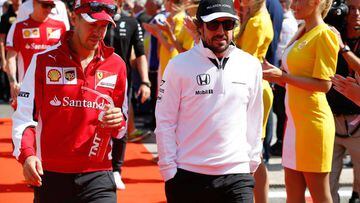 Fernando Alonso habla con Sebastian Vettel.