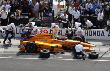 El piloto español Fernando Alonso participa en la última sesión de entrenamientos de las 500 Millas de Indianápolis 