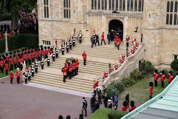 El féretro de Isabel II entrando en la Capilla de San Jorge en el Castillo de Windsor. 