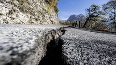 MSP02. Macerata (Italy), 29/10/2016.- A view of deep rift asphalt road near Ussita, in Macerata province, one of the most affected by the earthquake of three days ago in Central Italy, 29 October 2016. The 5.5 magnitued earthquake destroyed part of the town. Authorities scrambled to find housing for thousands of people displaced by a pair of strong earthquakes that struck the same region of central Italy that was hit by a deadly quake in August. (Terremoto/sismo, Italia) EFE/EPA/MASSIMO PERCOSSI
