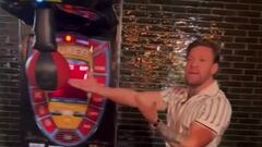 McGregor saca la mínima puntuación en una máquina de golpes: lo que pasa después es increíble