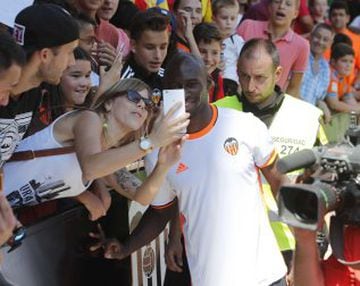 Garay and Mangala presented to 8,000 fans at Mestalla