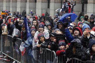Los aficionados durante el desfile de la victoria de los Patriots