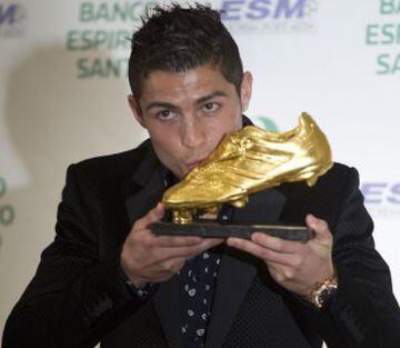 Following on from his four-goal haul against Celta, Ronaldo is now the front-runner for the Golden Shoe (27 goals and 54 points). Biting at his heels (excuse the pun) is Luis Suárez, with 26 goals (52 points). The Madiera native, who won the last two awar