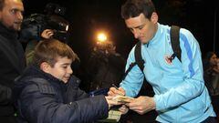 Aduriz signing autographs in the Spanish capital