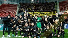 Los jugadores del NAC Breda celebran su victoria en Copa frente al AZ Alkmaar.