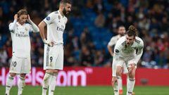 Karim Benzema y Gareth Bale del Real Madrid lamentan el gol del Ajax