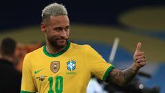 RIO DE JANEIRO, BRAZIL - JULY 10: Neymar Jr. of Brazil gives a thumb up as he reacts after losing the the final of Copa America Brazil 2021 between Brazil and Argentina at Maracana Stadium on July 10, 2021 in Rio de Janeiro, Brazil. (Photo by Buda Mendes/Getty Images)