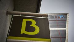 Archivo - Un cartel con el s&iacute;mbolo de Bankia delante del logo de Caixabank tras su sustituci&oacute;n por el de Bankia en las torres Kio, en Madrid (Espa&ntilde;a).