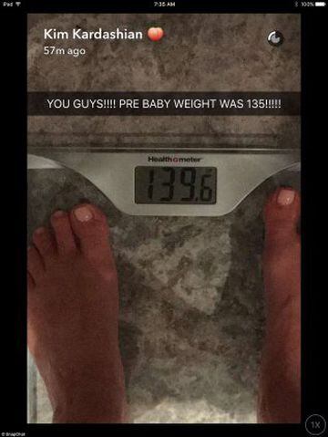 Kim comparte con alegría su peso actual 139 lbs, (unos 70Kg) cuando antes de su embarazo, su peso era de 135 (unos 68kg)