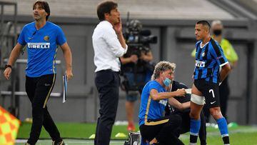 Inter Milan's forward Alexis Sanchez (R) receives medical attention during the UEFA Europa League quarter-final football match Inter Milan v Bayer 04 Leverkusen at the Duesseldorf Arena on August 10, 2020 in Duesseldorf, western Germany. (Photo by Martin Meissner / POOL / AFP)
