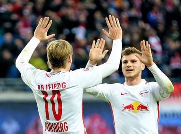 Leipzig's Emil Forsberg (L) and Timo Werner celebrate the 3:0 goal by Werner during the Bundesliga soccer match between RB Leipzig and FSV Mainz 05 at the Red Bull Arena in Leipzig, Germany, 06 November 2016.