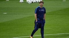 Tottenham Hotspur&#039;s Argentinian coach Mauricio Pochettino attends a training session in Madrid on October 16, 2017 on the eve of the UEFA Champions League football match between Real Madrid and Tottenham. / AFP PHOTO / PIERRE-PHILIPPE MARCOU